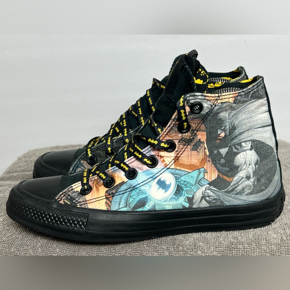 Size 5 Men’s / Women 7 - Converse DC Comics x Chuck Taylor All Star High Batman